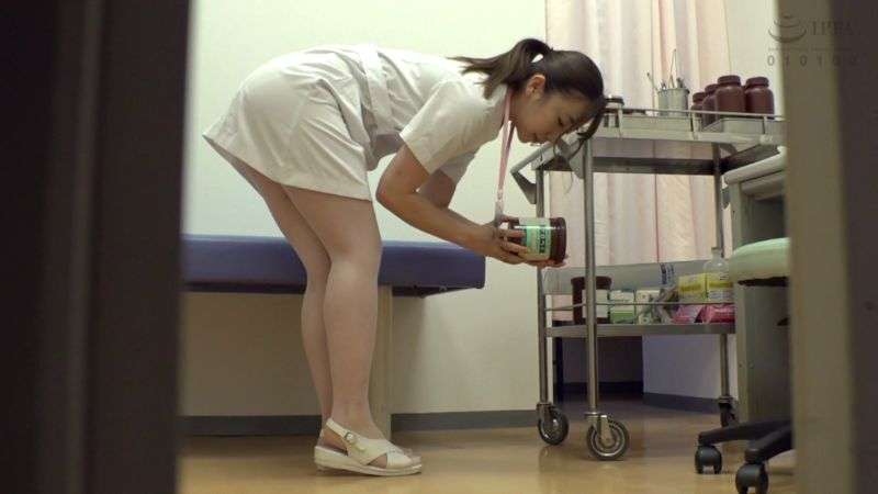 義母ナース白パンストしゃがみパンチラ