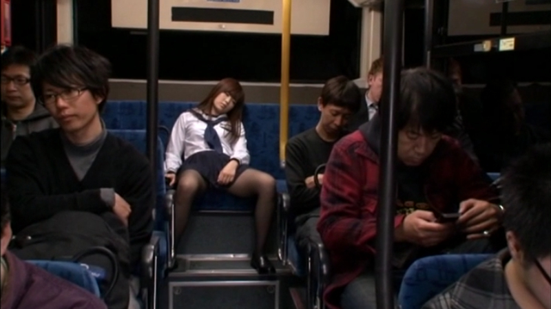 バスで居眠り黒パンスト大開脚する櫻井ともか